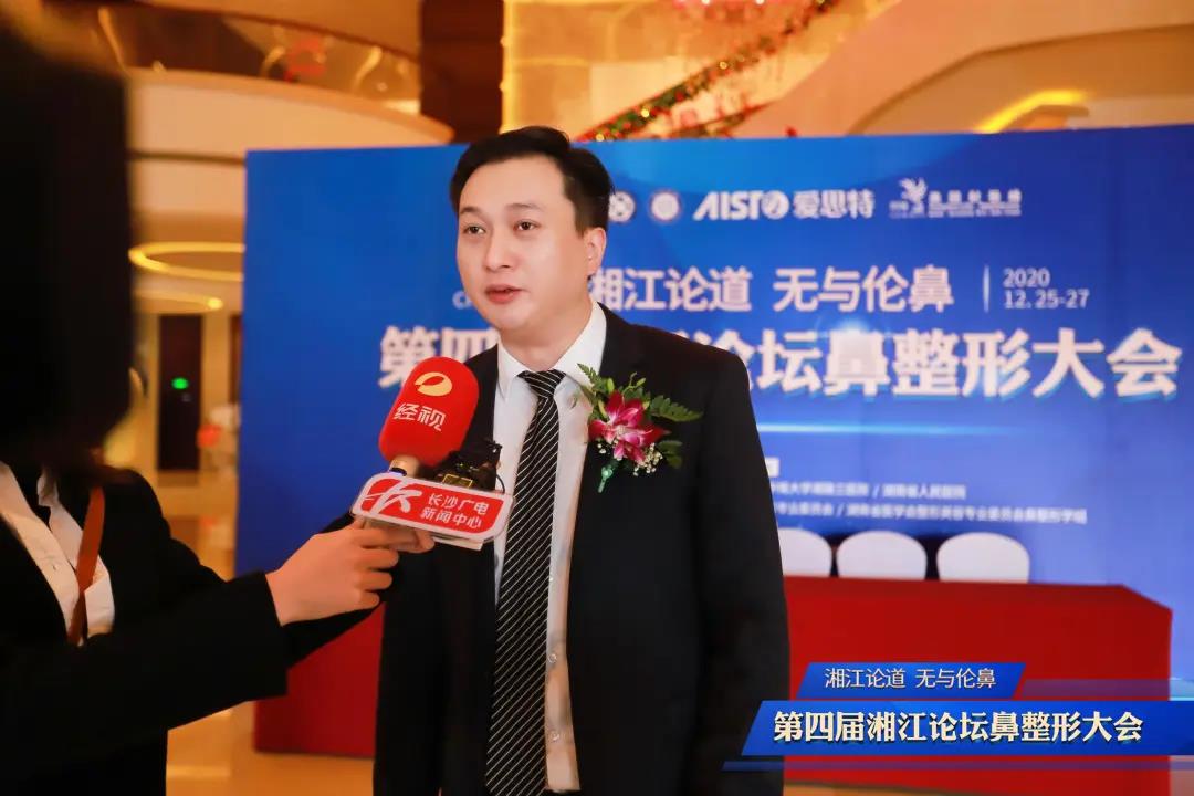 6.吳蒙博士作爲(wéi / wèi)專家團代表之(zhī)一接受采訪.jpg