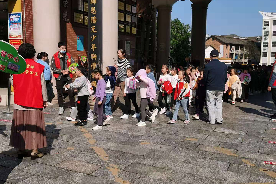 常德美秀公益行，爲(wéi / wèi)小學生安全保駕護航